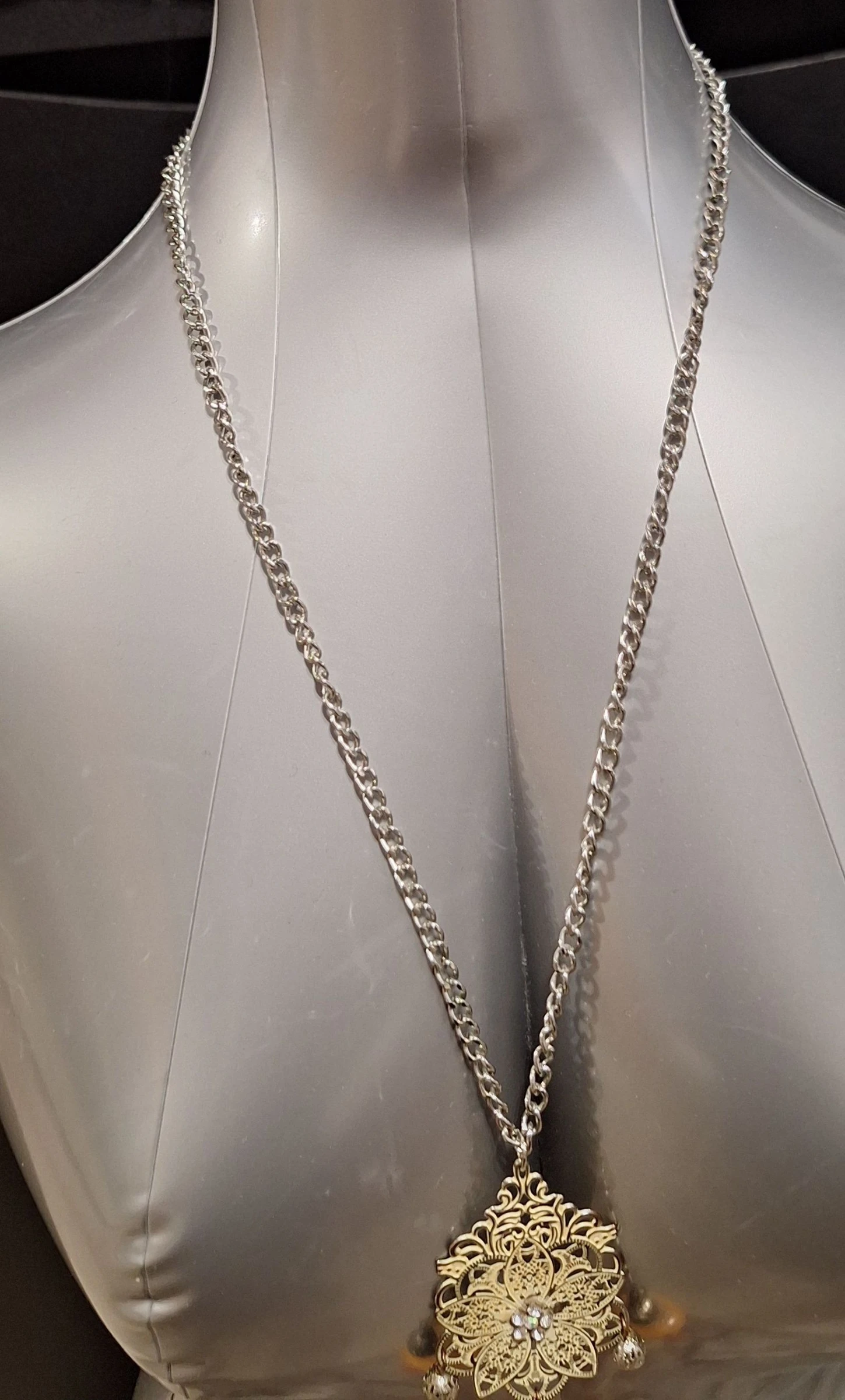 Cadena larga con colgante y charms – photo 3